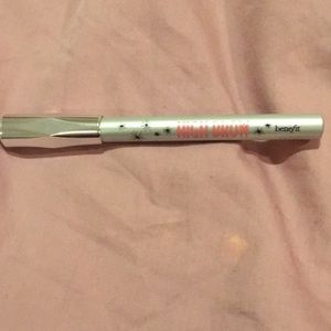 An eyebrow highlighting pencil